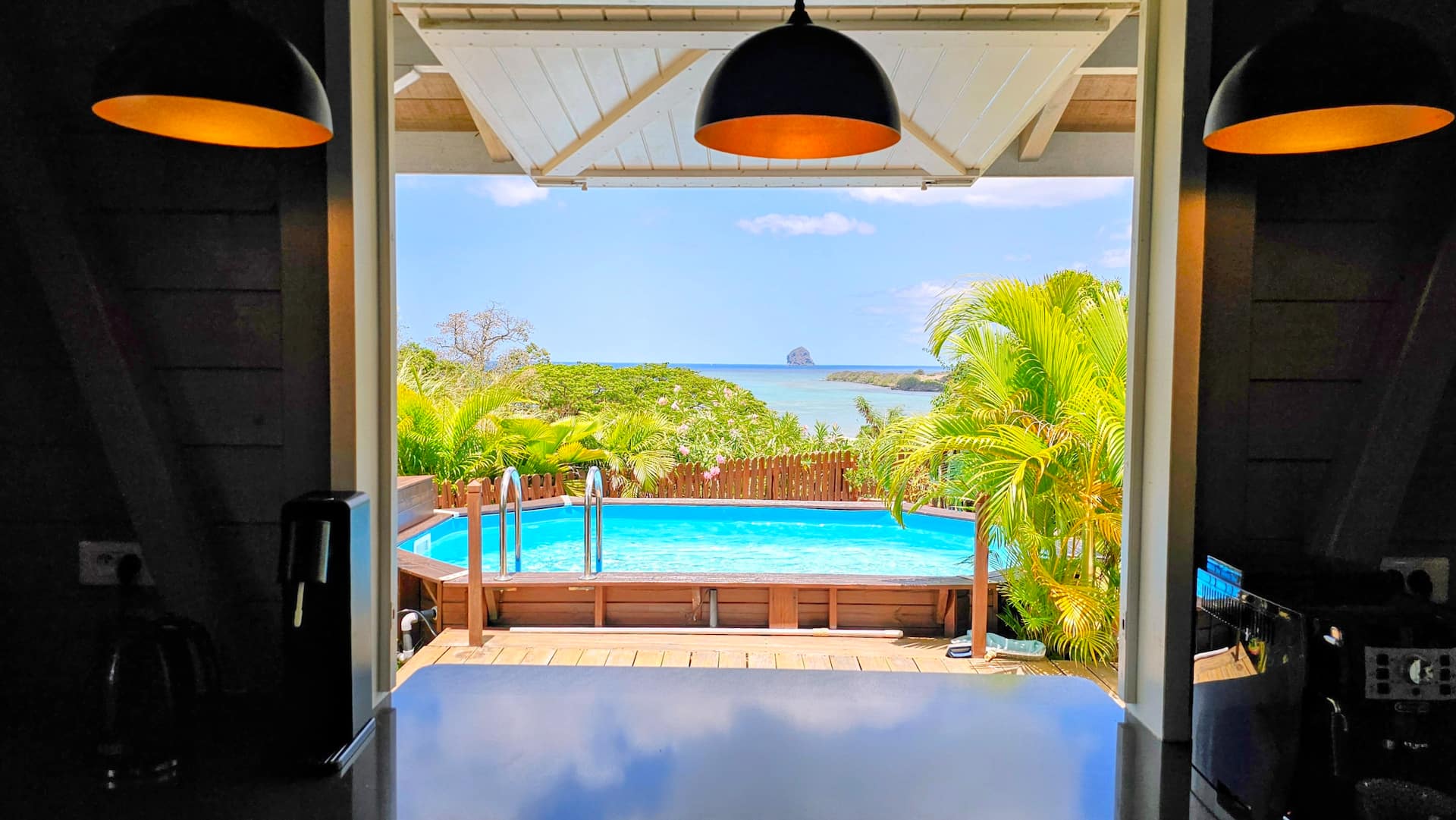 La vue sur la piscine et la mer depuis la cuisine