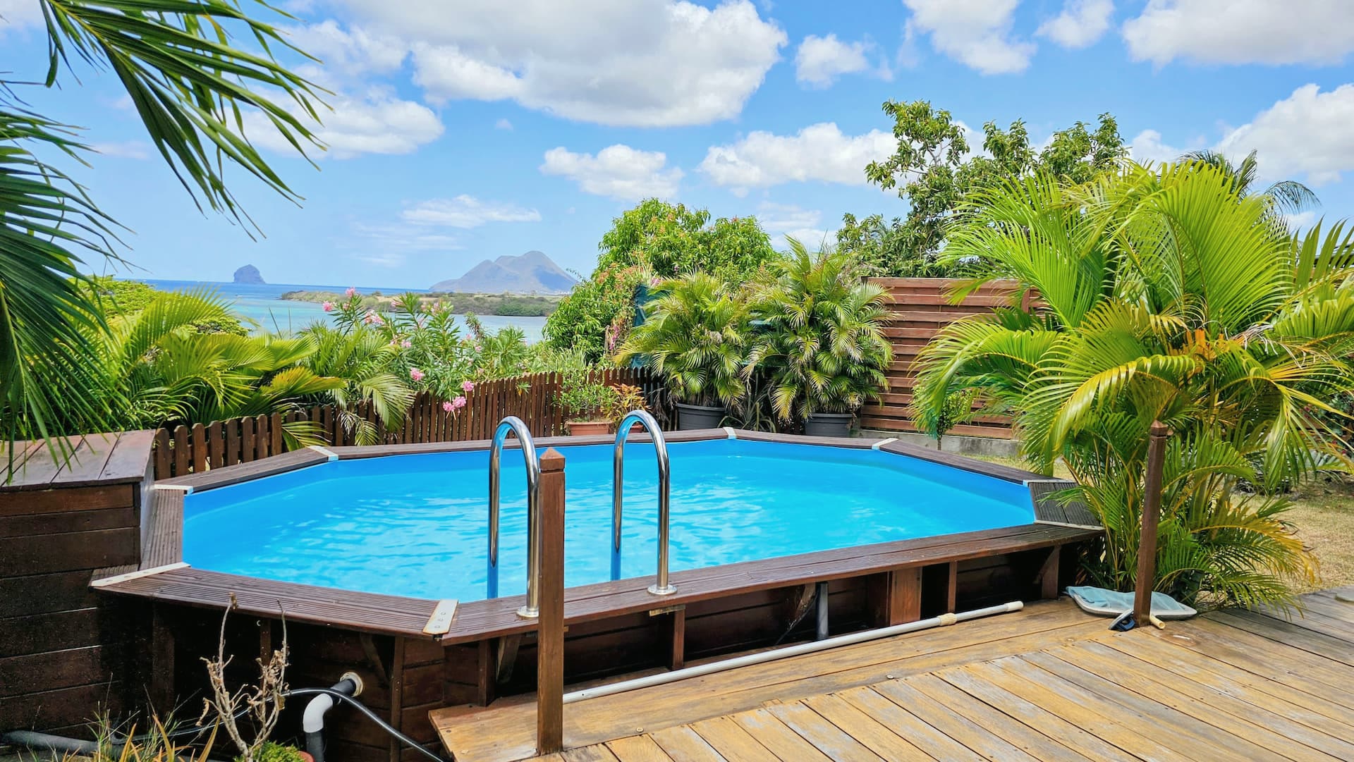 La piscine face à la mer des Caraïbes
