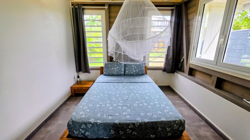 Chambre avec moustiquaire, au rez-de-chaussée